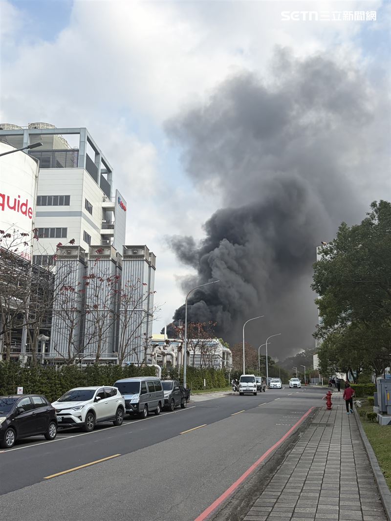 起火地點疑似位於變電所建築的二樓位置。火勢集中在建築物二樓的窗戶及通風口附近，橘紅色的火焰狂竄，情況相當危急。（圖／翻攝畫面）