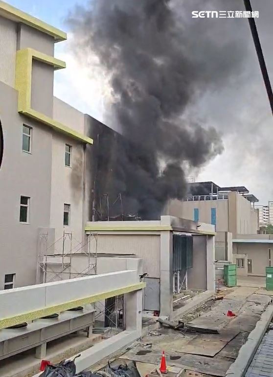 大量濃稠且漆黑的煙霧從火場不斷竄出，煙柱迅速向天空延伸，從數公里外都能清晰看見黑煙蔽日。（圖／翻攝畫面）