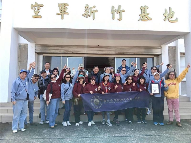 臺藝大校友會前往空軍新竹基地進行勞軍慰問，並致贈部隊加菜金。（圖／臺藝大校友會提供）