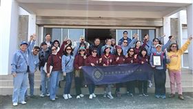 臺藝大校友會前往空軍新竹基地進行勞軍慰問，並致贈部隊加菜金。（圖／臺藝大校友會提供） 