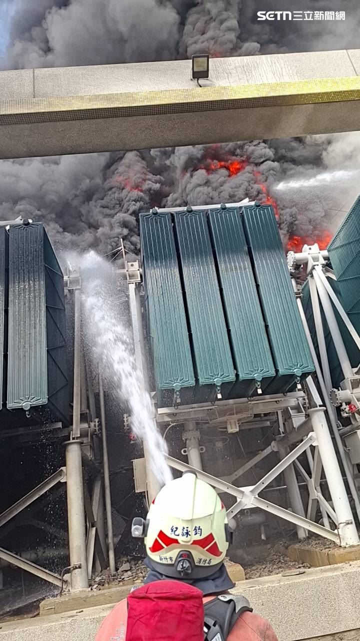 消防人員正迅速佈署水帶進行射水降溫，防止火勢進一步擴散至高壓電力設備。（圖／翻攝畫面）