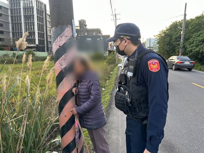老婦因被車流嚇到，抱著電桿不放。圖：讀者提供。（圖／桃園電子報提供）