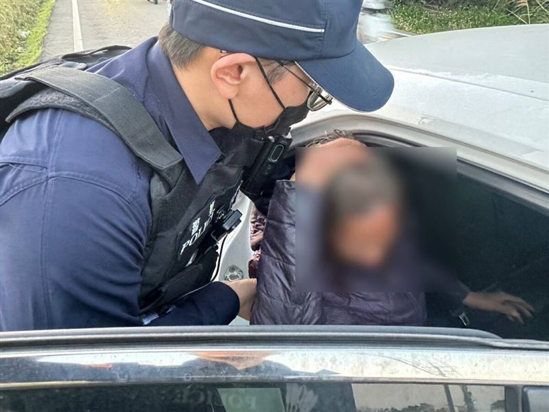 員警見狀不敢大意，隨即將老婦人帶回派出所安置。圖：讀者提供。（圖／桃園電子報提供）
