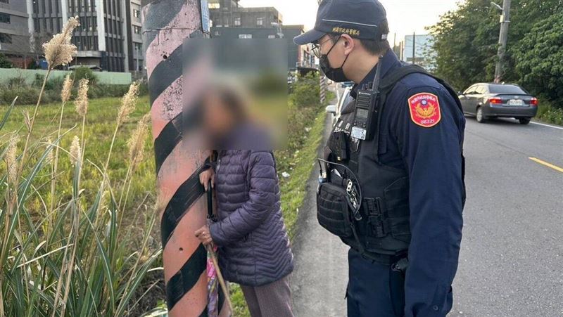 失智婦嚇到「抱電桿」平鎮警暖心帶她回家