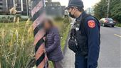 失智婦嚇到「抱電桿」平鎮警暖心帶她回家