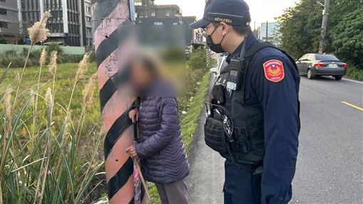 失智婦嚇到「抱電桿」平鎮警暖心帶她回家