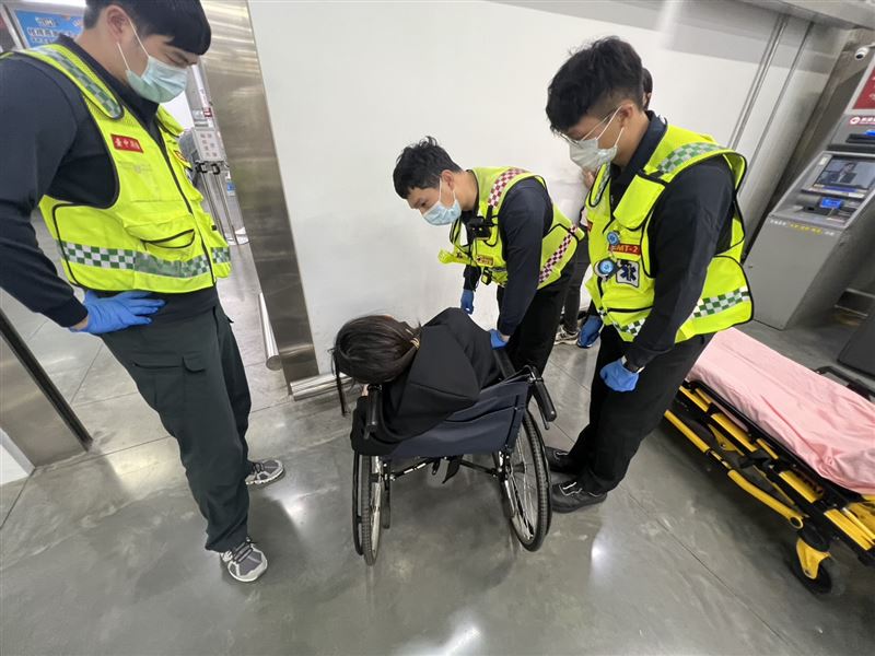 一名女子在好市多北屯店購物，身體突不適倒地抽搐，所幸遇到一名女會員協助求救送醫脫險，賣場協助找到救命恩人。（圖／會員提供事發時照片）