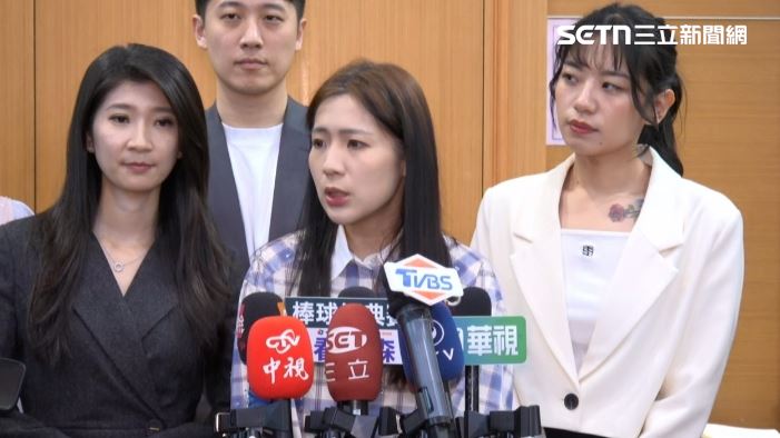 徐巧芯在「星火行動」活動中擔任講師，會後受訪談蕭敬嚴。（圖／翻攝畫面）