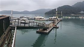 日月潭水位持續下探 ，啟動二階段應變：調整碼頭浮排確保設施安全。（圖／日月潭國家風景區管理處提供）