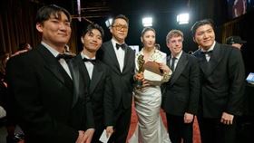 領取奧斯卡最佳原創歌曲的〈Golden〉6位創作者，NHD（左起）Yuhan、24、EJAE、馬克索恩布里客，以及ZHUN。（Richard Harbaugh攝／The Academy©A.M.P.A.S.）