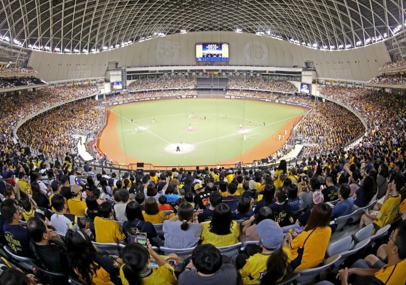 台北大巨蛋落成，進場看棒球的人數遽增，帶來大量票房營收與人氣，產業因此更加活絡。中華職棒提供。（圖／遠見雜誌提供）