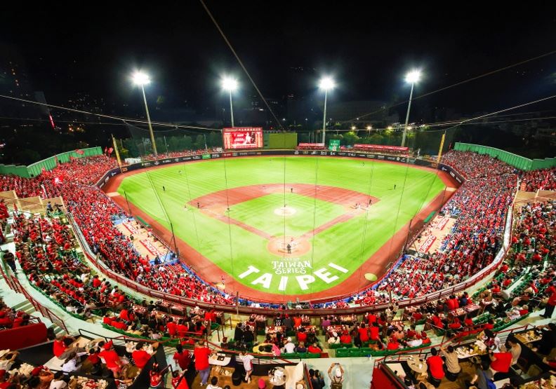 天母棒球場。取自味全龍 FB。國球的「金」時代：當棒球不再只是熱血，而是一門百億好生意。（圖／遠見雜誌提供）
