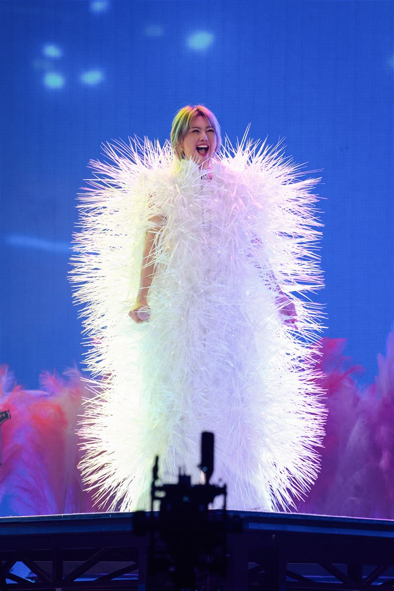 孫燕姿服裝造型臃腫，被網友調侃「懷孕了」。（圖／Make Music提供）