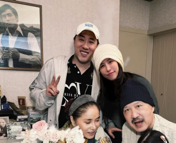 李亞萍（左下）與余天結婚多年。（圖／翻攝自IG @kob_kenyu）