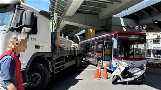 疑外輪差惹禍！公車遭貨車「狠掃」嚇壞人