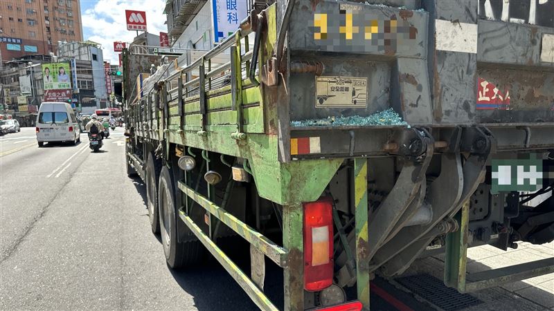 肇事的大貨車。（圖／翻攝畫面）