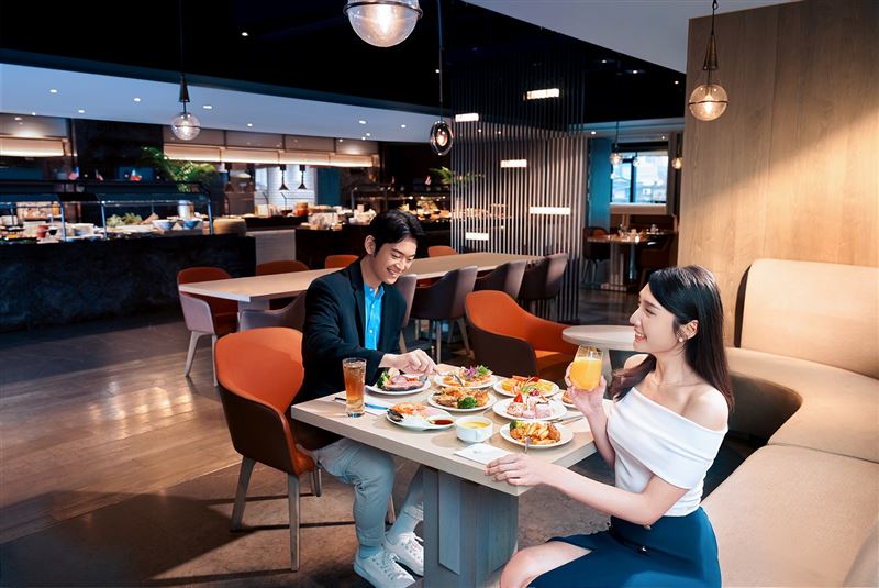 即日起至4月15日推出春季線上旅展聯合餐券850元買10送1、買50直接加碼送10，最高折扣每張709元起。（圖／飯店旅宿業者提供）