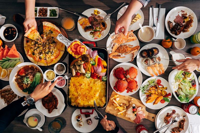 凱撒飯店連鎖會員專屬優惠，指定餐廳消費滿額即享現金折扣或二人同行自助餐買一送一。（圖／飯店旅宿業者提供）