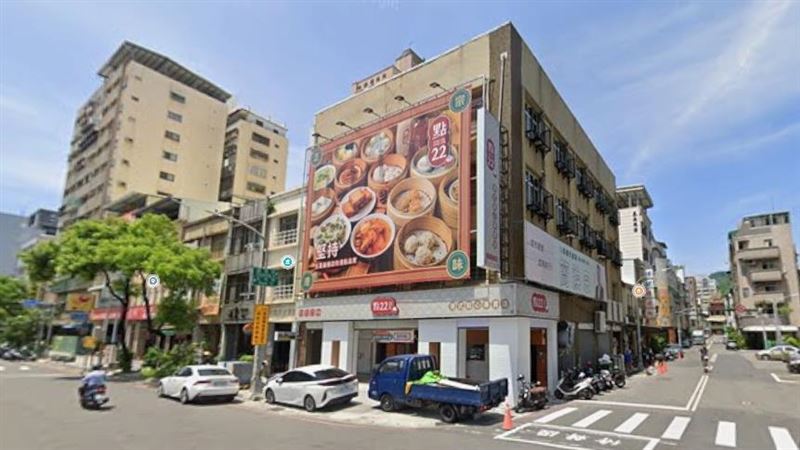 港式餐廳點22高雄第一家店「鹽埕七賢店」歇業，原店址再度掛上招租條，118坪2層樓店面總月租13.8萬元。（圖／翻攝自Google Maps）