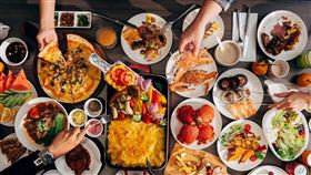 凱撒飯店連鎖會員專屬優惠，指定餐廳消費滿額即享現金折扣或二人同行自助餐買一送一。（圖／飯店旅宿業者提供）