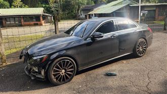 新／毒品通緝犯開賓士撞人！警開2槍追緝