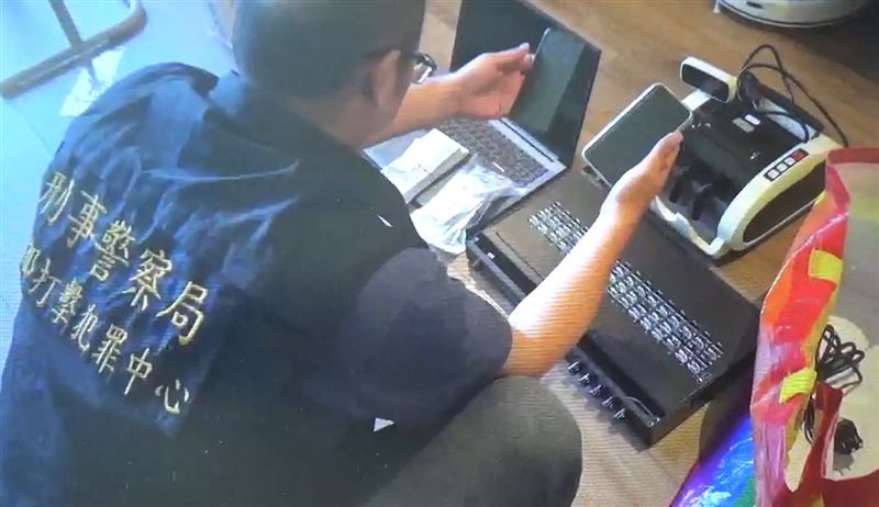 刑事局中打查獲詐欺機房，查出電信門號經銷商涉有重嫌。(圖／翻攝畫面)