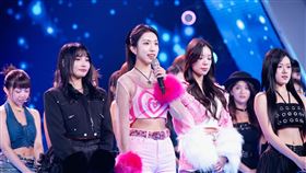 「北醫正妹」吳若湄（中）在演出中揉合創意魔術獲讚。（圖／華視提供） 