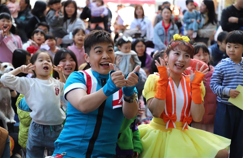MOMO哥哥姐姐活力帶動唱,孩子們隨著音樂又唱又跳。(圖/新北市政府提供)