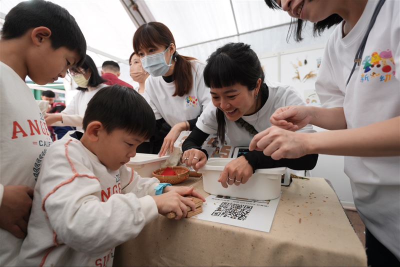 超過100個學習攤位串聯成戶外學習樂園。(圖/新北市政府提供)