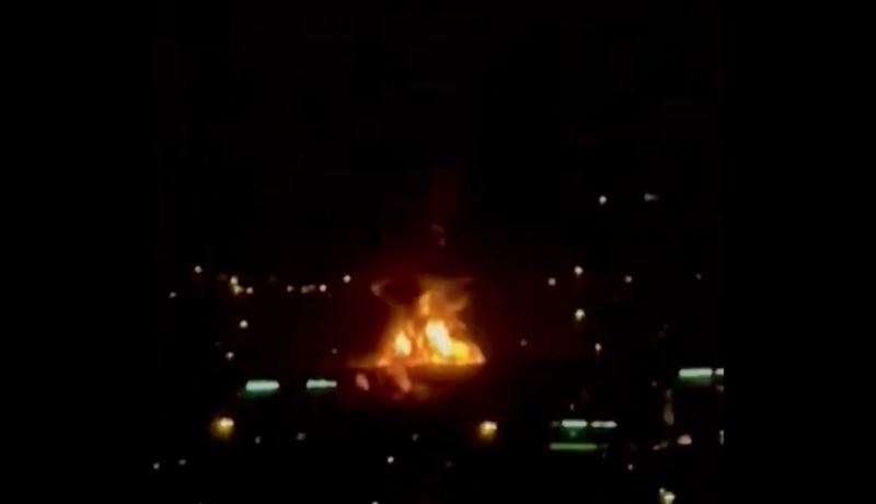 杜拜機場附近儲油槽於清晨遇襲，炸出橘紅火球。（圖／翻攝自X平台 @Osinttechnical）