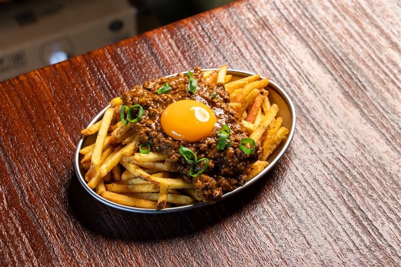 月見肉末咖哩薯條。（圖／品牌業者提供）