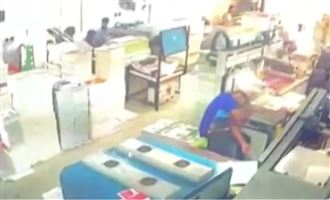 監視器畫面！27歲員工頭遭印刷機夾住慘死