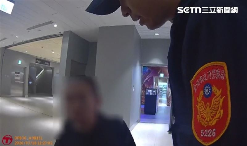 16日上午桃園機場捷運北車站發生縱火事件，一名黑衣男子拿了打火機和兩張紙，躲進男廁內點火燃燒