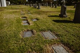 台南南山公墓近日有家屬遷墓時開棺，發現下葬61年的遺體未完全腐化，形成俗稱「蔭屍」的現象，引發討論。（示意圖/pexels）