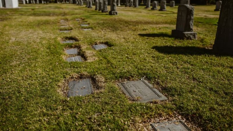 台南南山公墓近日有家屬遷墓時開棺，發現下葬61年的遺體未完全腐化，形成俗稱「蔭屍」的現象，引發討論。（示意圖/pexels）