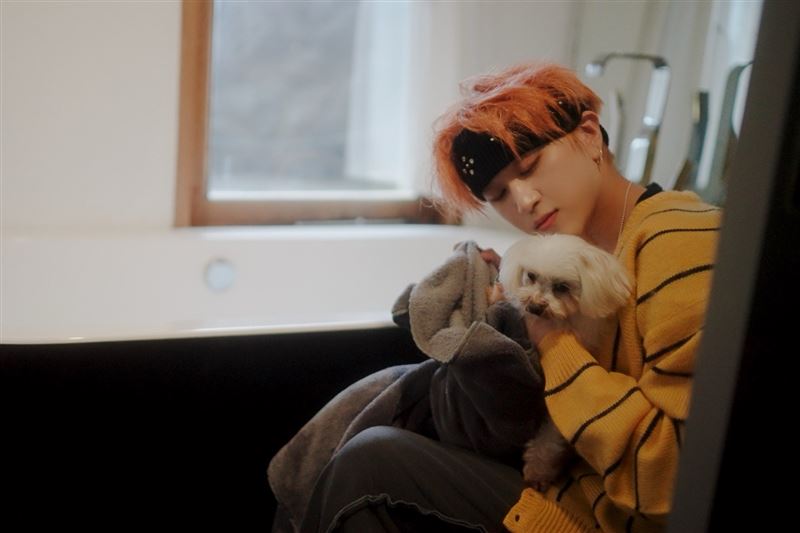 吳昱廷暴雨寒冬替小狗保暖，象徵世界再艱難也要守護彼此。（圖／滾石唱片提供）