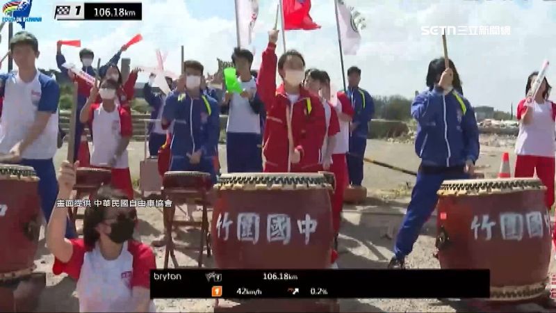 在地國中自組的加油團也為選手們打氣