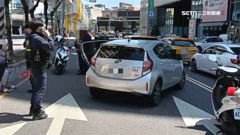21歲男子租借共享汽車，自撞分隔島後又撞上一旁小黃，被警方在車上搜出依托咪酯煙彈