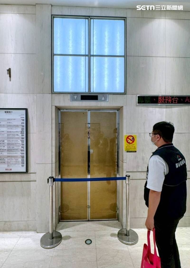 台中新光三越電梯疑似因載重不均觸發保護機制，導致約20名乘客受困於窄小空間內約5分鐘，今遭市府勒令停用。（圖／市府提供）