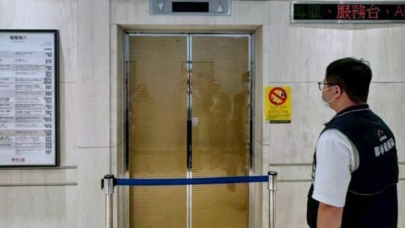 台中新光三越20人擠電梯卡死 遭勒令停用
