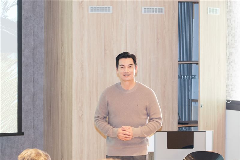 伊正分享就學時期備考經驗。（圖／大愛提供）