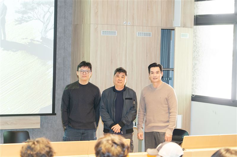（左起）製作人徐國倫、導演徐輔軍、伊正出席《以身相許》陽明交大特映會。（圖／大愛提供）
