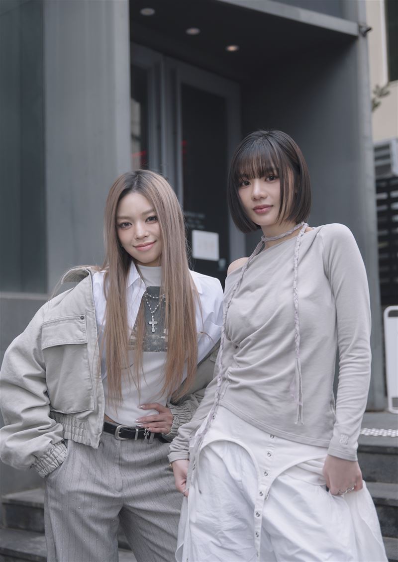 木木(右)合體粼粼(左)直擊品牌總部。(圖/品牌提供)