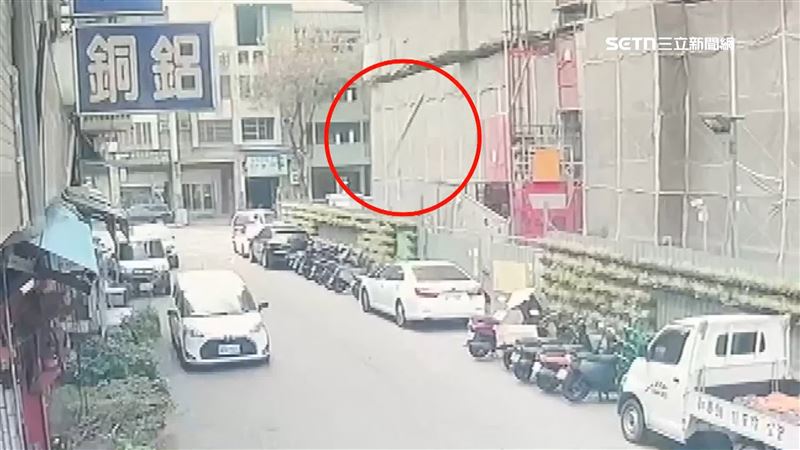 台中15樓工地墜鋼梁 砸轎車又彈進五金行