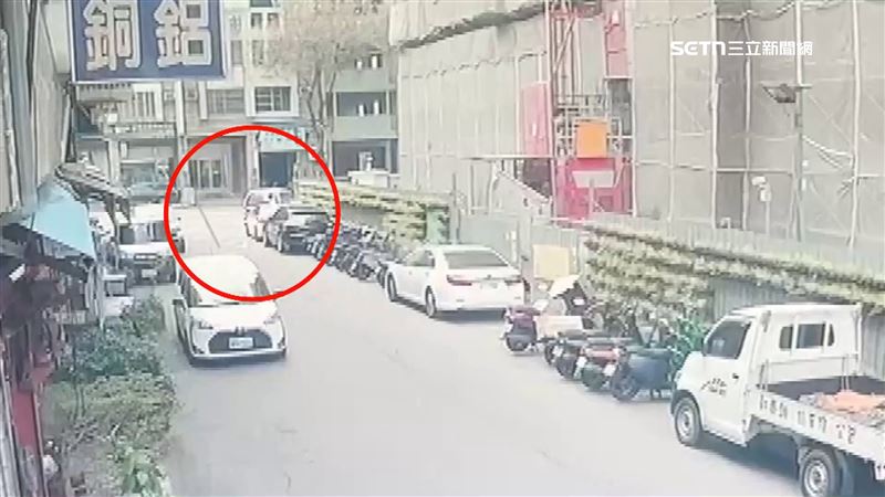 鋼條砸重汽車後,彈到對向的五金行