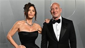 前世界首富貝佐斯與辣妻桑切斯也現身奧斯卡派對現場。（圖／美聯社／達志影像）