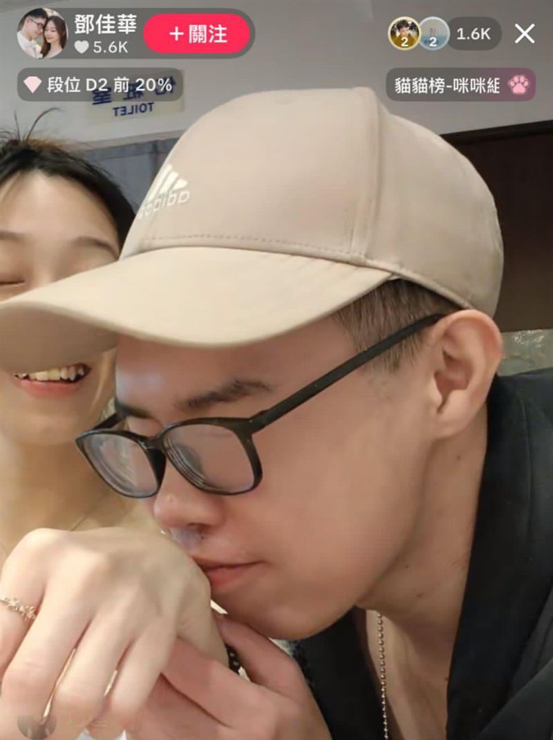 鄧佳華親吻前女友簡簡的手,強調2人仍穩定交往,「真心相愛,這一生我只愛簡簡。」(圖/翻攝自鄧佳華臉書)