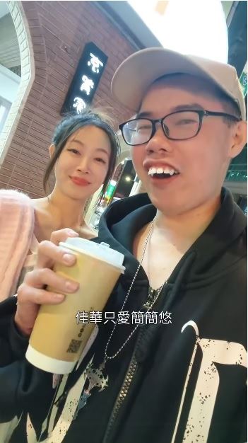 鄧佳華親吻前女友簡簡的手,強調2人仍穩定交往,「真心相愛,這一生我只愛簡簡。」(圖/翻攝自鄧佳華臉書)