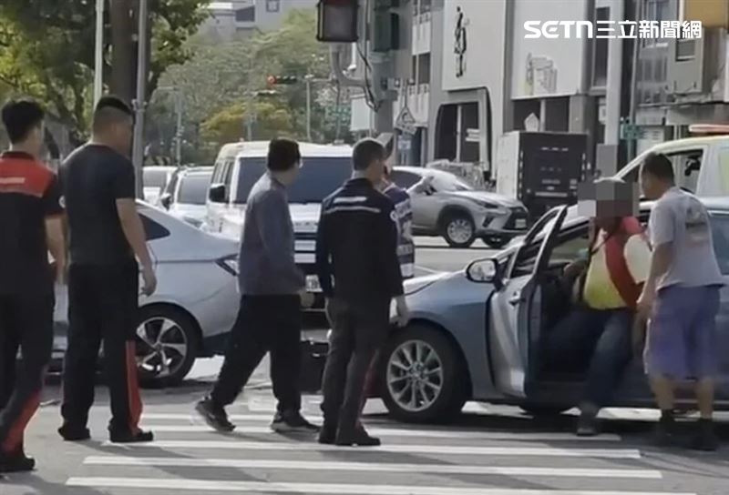 鄒男(紅背心者)瞬間理智斷線,衝回自己的轎車,對準方男駕駛的車輛像猛獸般「發狠加速、來回對撞」(圖/翻攝畫面)