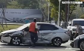 還原現場！按喇叭換來4人傷　圍毆變對撞（圖／翻攝畫面）